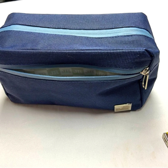 Travel Case with Waterproof  Lining ✈️🪒 - Picture 2 of 6